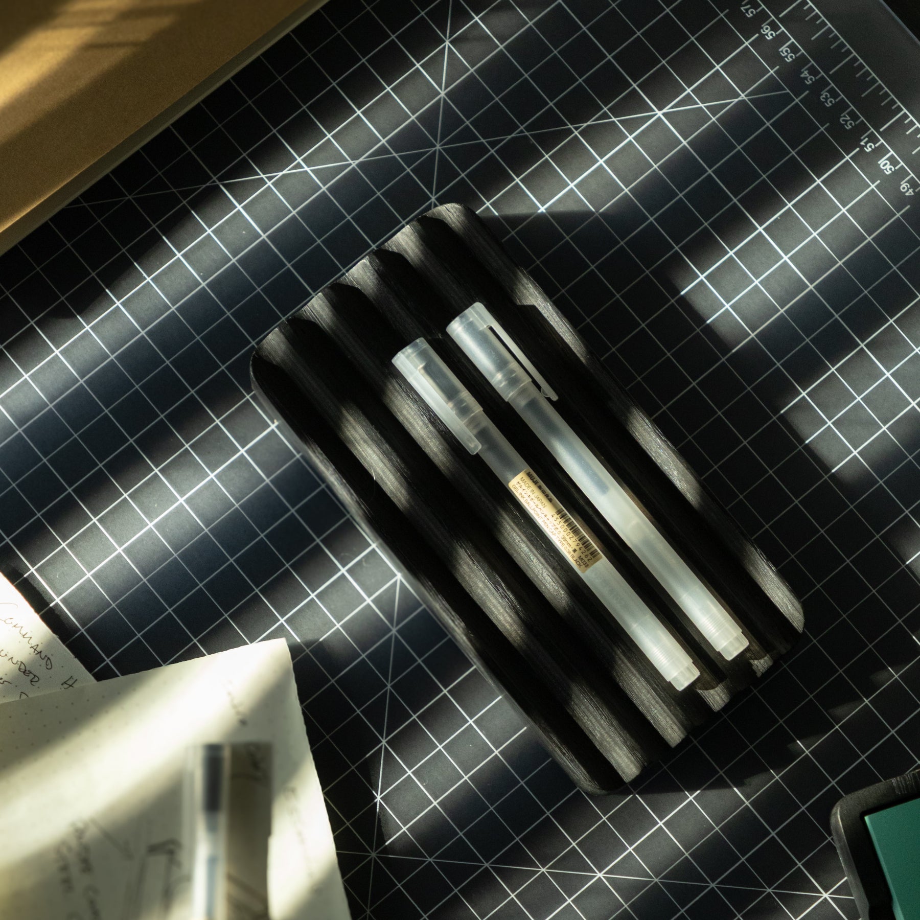 Set of pens on a grid-patterned surface