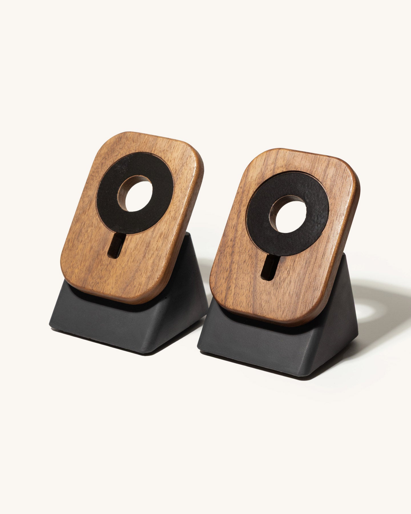 The Upright MagSafe Stand by Modhaus in concrete and wood - bundle pack