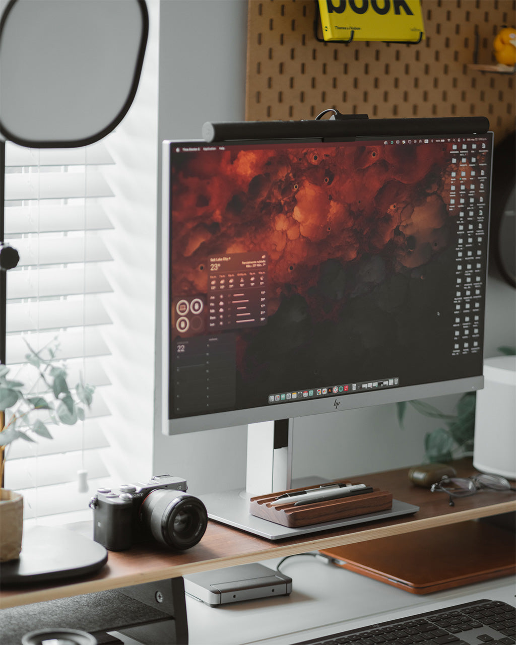 The Modhaus Wave Pen Tray tray in action. Modern, handcrafted desk accessories on @_vincentech (instagram) desk setup